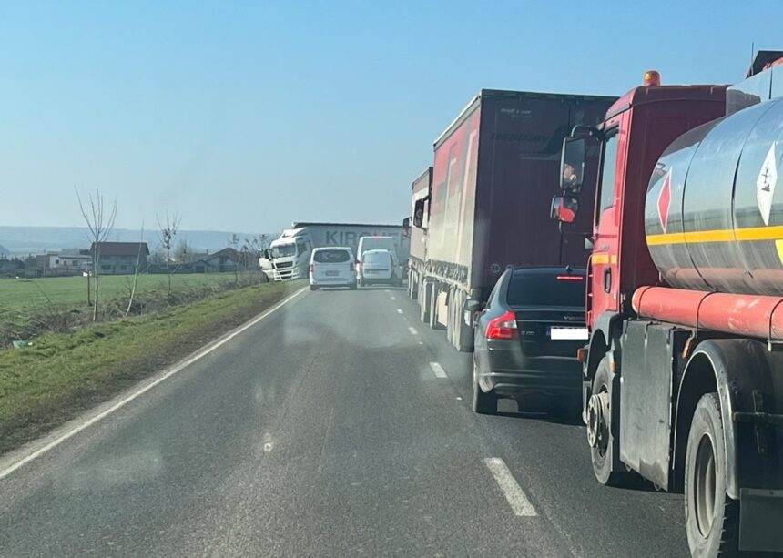 atentie soferi un tir a derapat in apropierea localitatii satu nou iar traficul este blocat 67977b9b38098