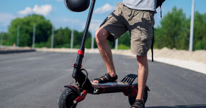 barcelona impune purtarea castii de protectie pentru utilizatorii de trotinete electrice ce amenzi risca cei ce nu respecta regula 679ba6f350702
