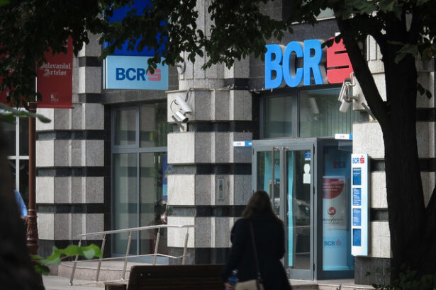bcr amendata cu 35 000 de lei pentru ca a poprit tot salariul unui client cum se apara banca si ce zice instanta 678edf326dc66