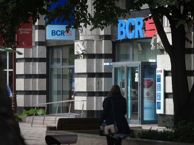 bcr amendata cu 35 000 de lei pentru ca a poprit tot salariul unui client cum se apara banca si ce zice instanta 678edf326dc66