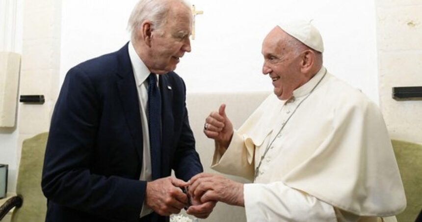 biden l a decorat pe papa francisc cu cea mai inalta distinctie civila din sua pentru ca i a slujit pe cei vulnerabili si fara voce 67839b8c132c3