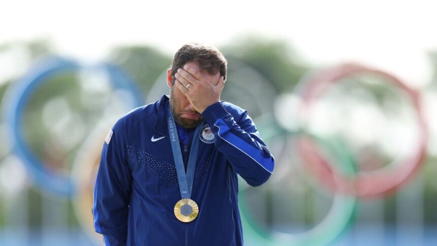 campionul olimpic de la paris revine in activitate dupa ce si a taiat mana cu un pahar la petrecerea de craciun 679b32a4efa23