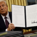 cate salarii compensatorii vrea sa le dea trump functionarilor federali ca sa si dea demisia 679a05d6b8cab