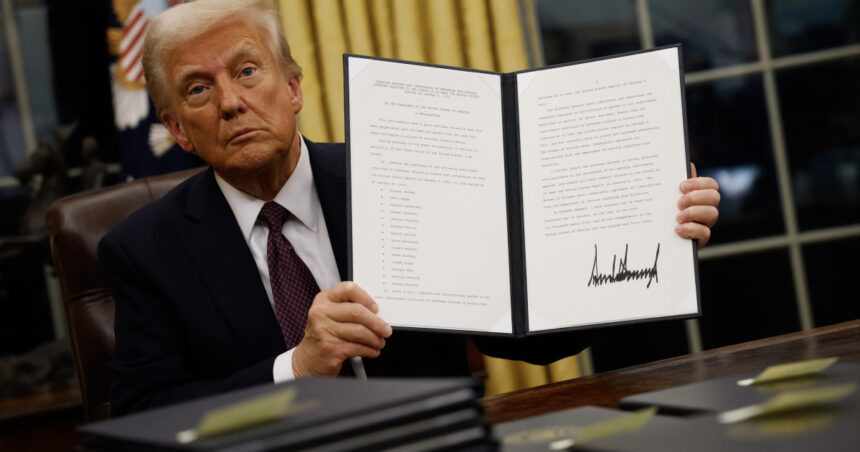 cate salarii compensatorii vrea sa le dea trump functionarilor federali ca sa si dea demisia 679a05d6b8cab