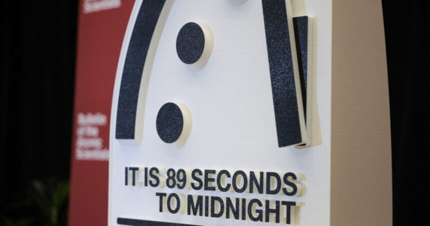ceasul apocalipsei dat inainte cu o secunda omenirea este mai aproape decat oricand de o catastrofa globala 67994db01ab86