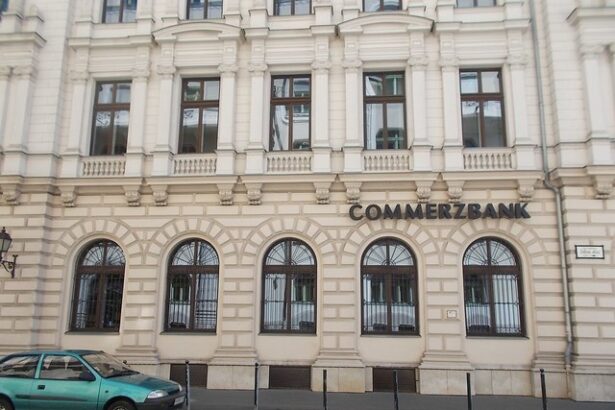 commerzbank analizeaza desfiintarea a mii de locuri de munca dupa oferta de preluare nedorita din partea unicredit 678df757ad1c8