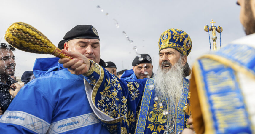 de boboteaza ips teodosie anunta ca va imparti credinciosilor de 10 ori mai multa apa sfintita decat patriarhul daniel 6777c98a0ced9