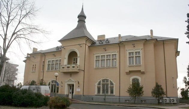 doua familii vecine s au judecat opt ani pentru o parte de locuinta dupa dezmembrarea acesteia insa in cele din urma au renuntat la proces 67942e5b94453