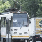 doua persoane au fost retinute 24 de ore dupa ce au smuls telefonul unei tinere in tramvai cat usile erau deschise in statie 6790b8c7df2ae