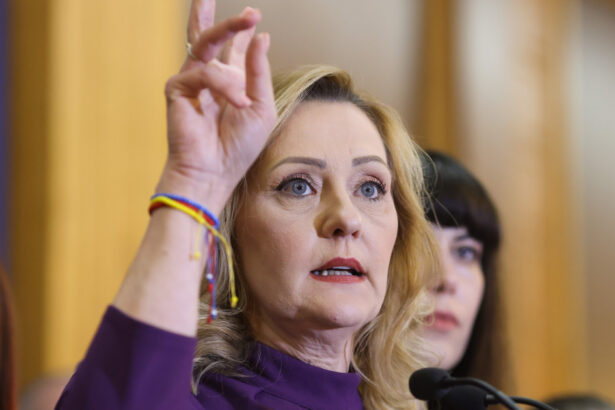 elena lasconi il acuza pe iohannis ca se agata de putere chirias ilegal la cotroceni de 23 de zile 678521a98dd38