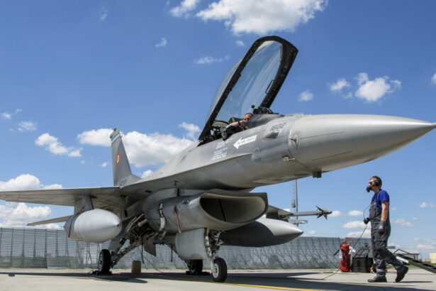 escadrila 48 vanatoare este acum completa inca un avion f 16 fighting falcon a ajuns din norvegia la baza 71 aeriana campia turzii 679bc9fadf769