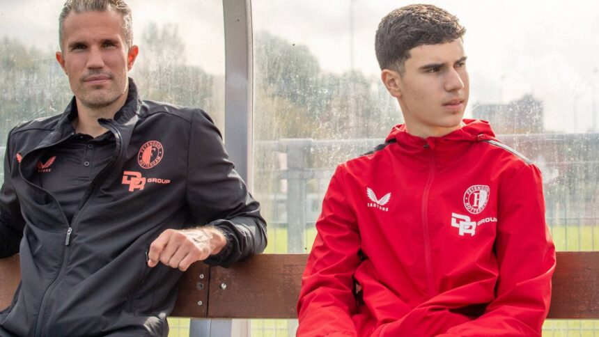 fiul lui robin van persie a semnat contract pe trei ani pentru fiul fostului mare atacant 678628a2564a6