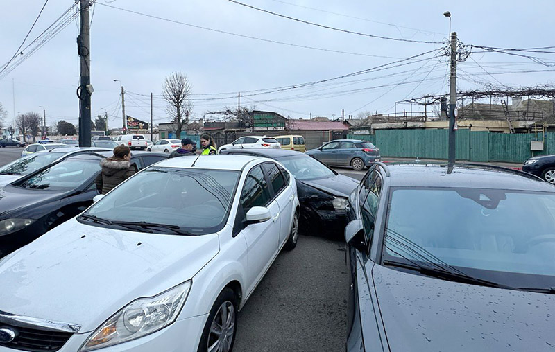 foto accident rutier in palas o soferita a intrat cu masina in mai multe autoturisme parcate 67974a6356f33