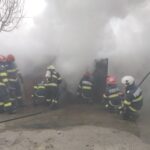 foto alerta in tulcea un autoturism si o remorca au ars intr un incendiu care a cuprins un garaj in interior erau mai multe butelii care puteau exploda 6783724f05fd5
