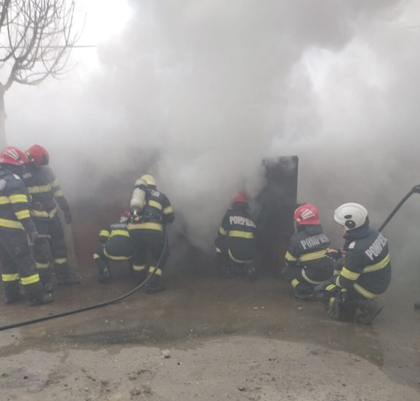 foto alerta in tulcea un autoturism si o remorca au ars intr un incendiu care a cuprins un garaj in interior erau mai multe butelii care puteau exploda 6783724f05fd5