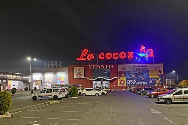 foto lantul romanesc la cocos care a intrat in lupta cu marile supermarketuri se extinde de ziua unirii cu un nou hipermarket sute de persoane au asteptat sa intre 6793606e9ff1b