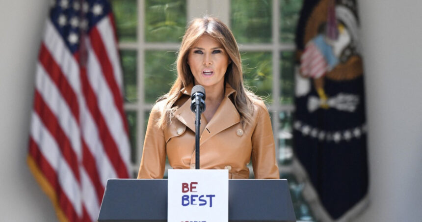 foto portretul oficial al melaniei trump a fost publicat indiciile ascunse despre al doilea mandat ca prima doamna surpinse in fotografie 67989c720e4ac