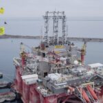 foto protest greenpeace in portul constanta sud un pilot cu motoparapanta a cerut oprirea proiectului neptun deep 6787a9a45527e