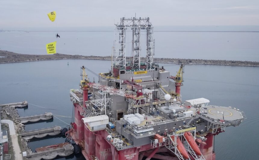 foto protest greenpeace in portul constanta sud un pilot cu motoparapanta a cerut oprirea proiectului neptun deep 6787a9a45527e