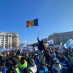 foto protest masiv in bucuresti politistii si angajatii penitenciarului poarta alba in strada impotriva ordonantei trenulet 678a3bbade1f3