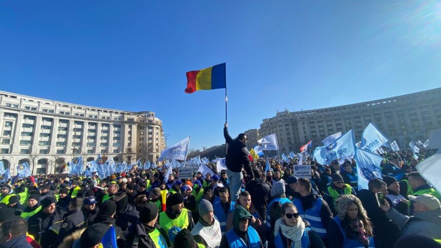 foto protest masiv in bucuresti politistii si angajatii penitenciarului poarta alba in strada impotriva ordonantei trenulet 678a3bbade1f3
