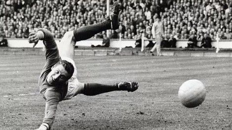 foto si video a murit cel mai tanar debutant din istoria lui manchester united care la 16 ani apara poarta diavolilor rosii 6794c543a8ac0