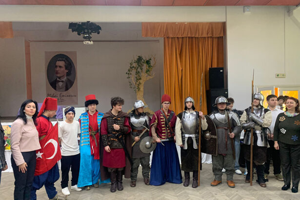 foto spectacol inedit de teatru si poezie la liceul teoretic lucian blaga din constanta 6787e5f87b846