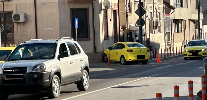foto video accident cu trei masini in zona tomis mall un taxi s a oprit in zidul unei cladiri 677bb6ee32694
