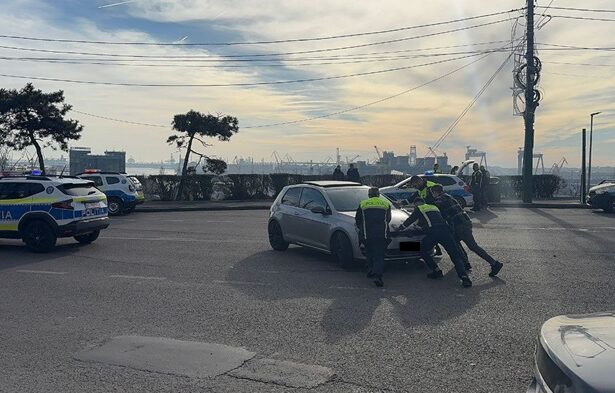 foto video accident la poarta 2 un volvo si un volkswagen golf s au ciocnit in sensul giratoriu 677e682aeb74f