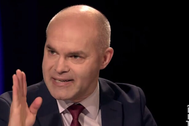 funeriu calin georgescu un guru cu zorzoane care a spus fiecaruia ce vrea sa auda si oamenii au avut impresia ca sunt ascultati 67827092cb0c7
