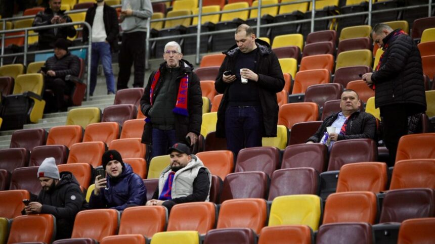 galerie foto becali da moda cum au aparut fanii lui fcsb cu doua ore inainte de meciul cu manchester united 679bc64e31f68