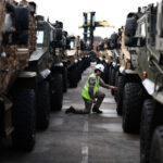 galerie foto cel mai mare exercitiu nato din europa de est sute de vehicule militare britanice incarcate pe feriboturi si trimise in romania 678a8a7b47b71