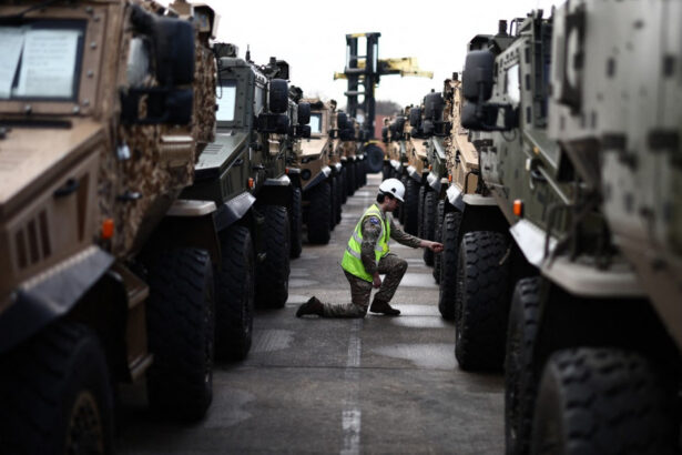 galerie foto cel mai mare exercitiu nato din europa de est sute de vehicule militare britanice incarcate pe feriboturi si trimise in romania 678a8a7b47b71