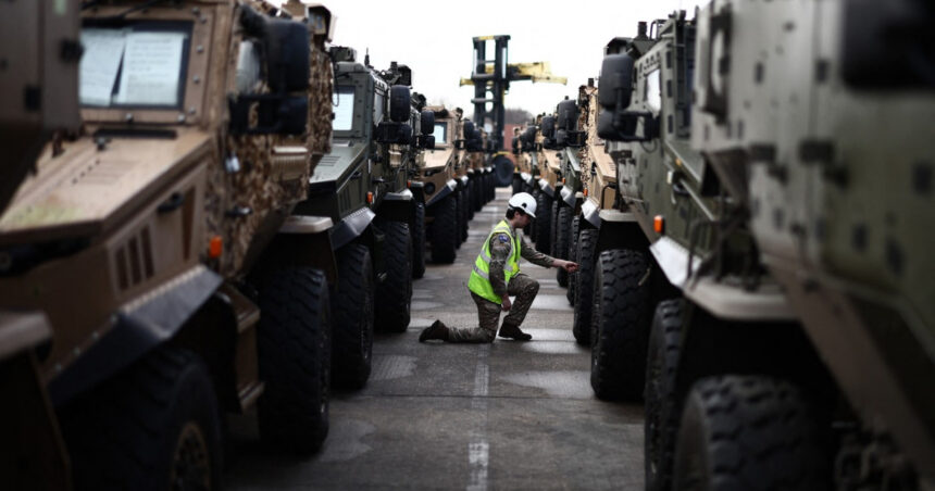 galerie foto cel mai mare exercitiu nato din europa de est sute de vehicule militare britanice incarcate pe feriboturi si trimise in romania 678a8a7b47b71
