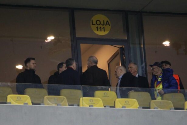 galerie foto in loja cu rivalul cu cine a fost surprins gigi becali la fcsb manchester united 679be98790d6f