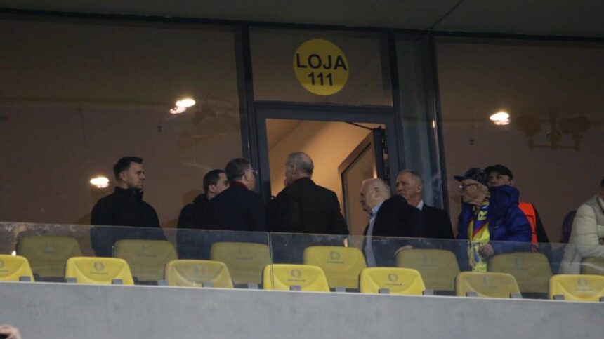 galerie foto in loja cu rivalul cu cine a fost surprins gigi becali la fcsb manchester united 679be98790d6f