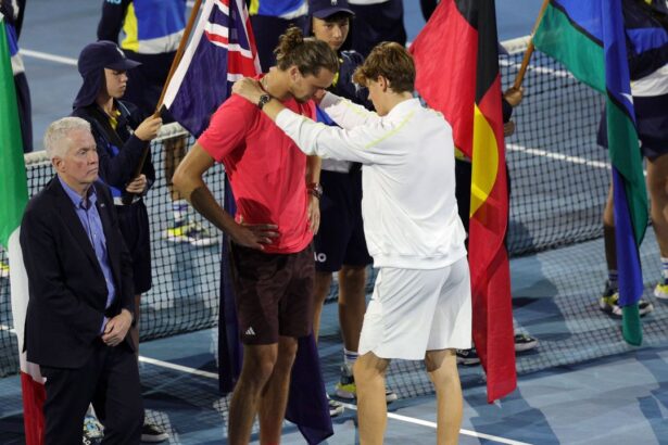 galerie foto momentul finalei australian open 2025 reactia lui sinner dupa ce zverev a inceput sa planga 679624f16ac44