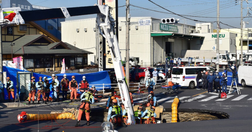 galerie foto peste un milion de japonezi rugati sa nu faca baie sau sa spele rufe pentru salvarea unui sofer cazut intr o groapa de trei zile 679b4ef5be9d5
