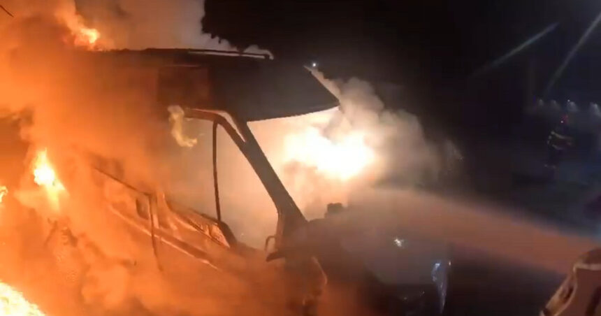 galerie foto un microbuz care transporta marfa a luat foc in mers pe o strada din arad vehiculul a ars in intregime 678f63e655828