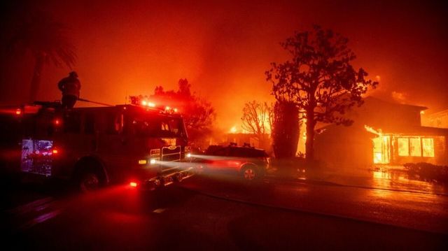 incendiile din los angeles bilantul a ajuns la 24 de morti vantul violent ameninta sa inteteasca focul 6784961a34e14