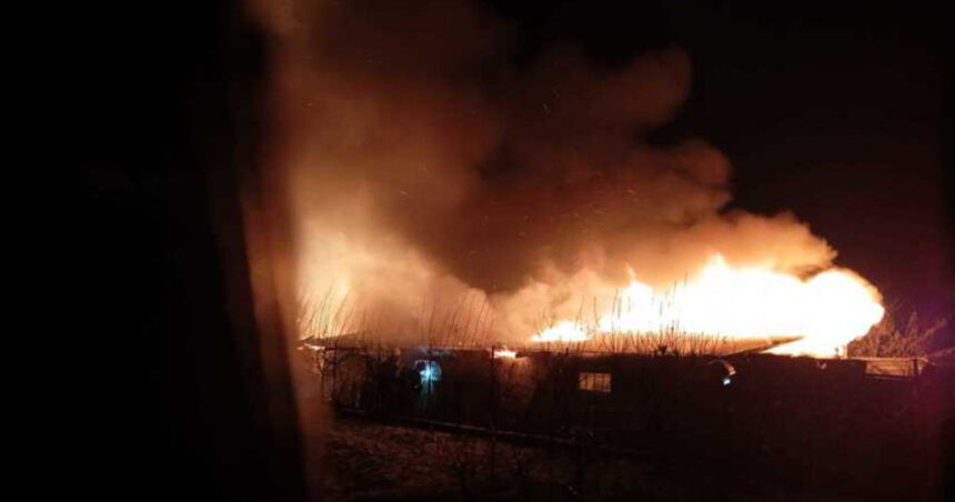 incendiu devastator intr o gospodarie din neamt zeci de tone de furaje si cereale au ars pompierii au intervenit timp de sase ore 677a6b331a45f