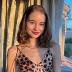 irina columbeanu prima aparitie la 18 ani imbracata intr o rochie foarte decoltata si cu o geanta de zeci de mii de euro a sarbatorit la restaurant 678cae075c6b4