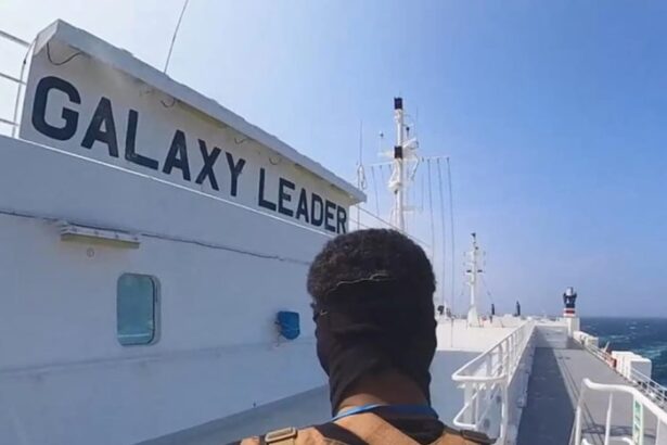 marinarul roman rapit de piratii houthi si eliberat dupa un an a ajuns la sofia cu un avion al guvernului bulgar 67928a753dc95