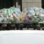 micii comercianti recicleaza la gri pet urile strang sticlele de la clienti pentru a le returna ulterior la supermarket 679207f9cf7a2
