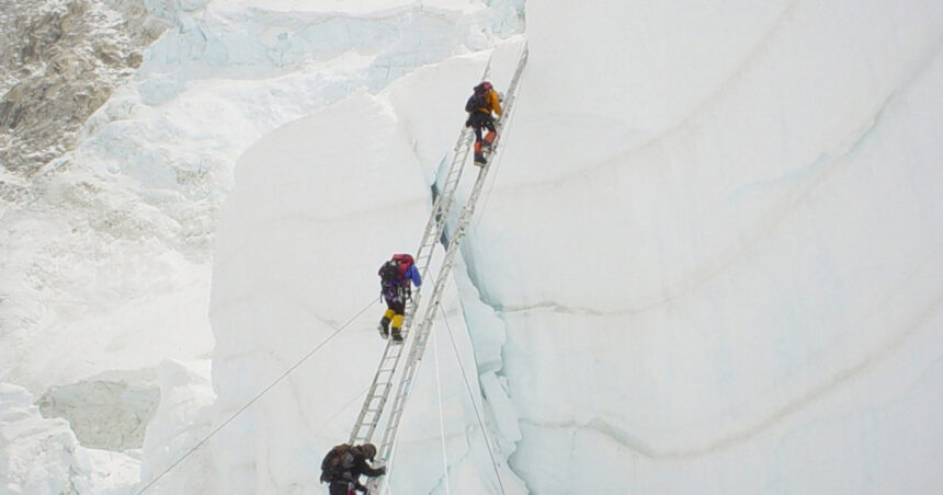 nepal majoreaza taxele de permis pentru alpinisti cat costa o urcare pe muntele everest cel mai inalt depozit de gunoi din lume 6791f1c76d884