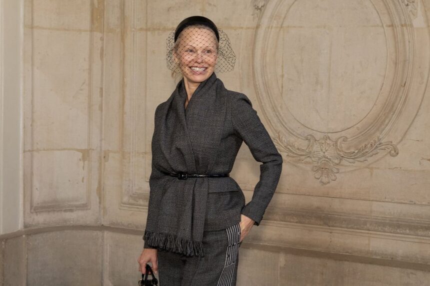 pamela anderson lanseaza un nou trend fara machiaj la evenimentele de moda cum a aparut la paris fashion week 6798f1bc31175