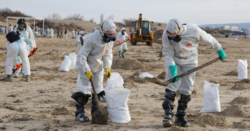 pata de petrol din stramtoarea kerci a ajuns pe coasta marii azov 6782c51cdb097