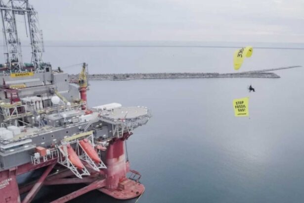 protest greenpeace la platforma de foraj neptun deep aproximativ 46 000 de persoane ar putea muri prematur pana la sfarsitul secolului 6787b53f71d97