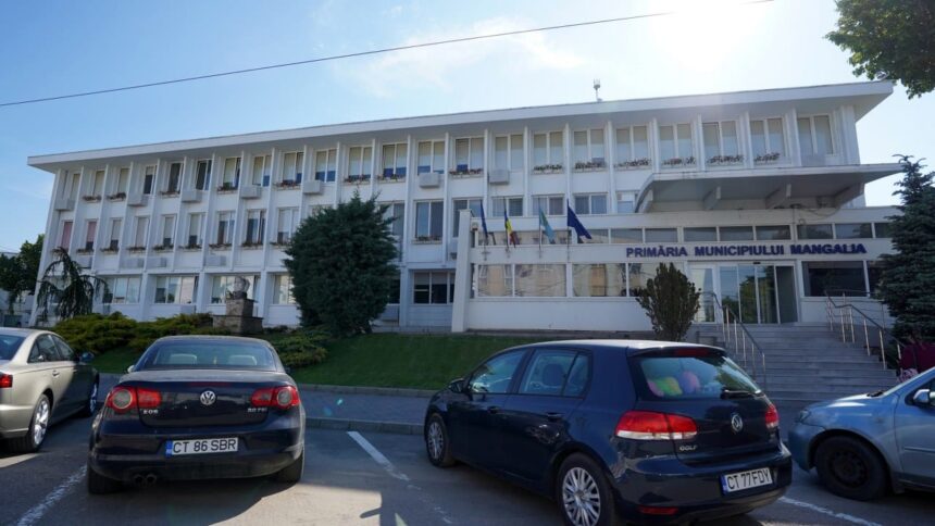 protest in fata primariei mangalia angajatii santierului naval protesteaza impotriva concedierilor anuntate de conducerea damen 6798afab52385