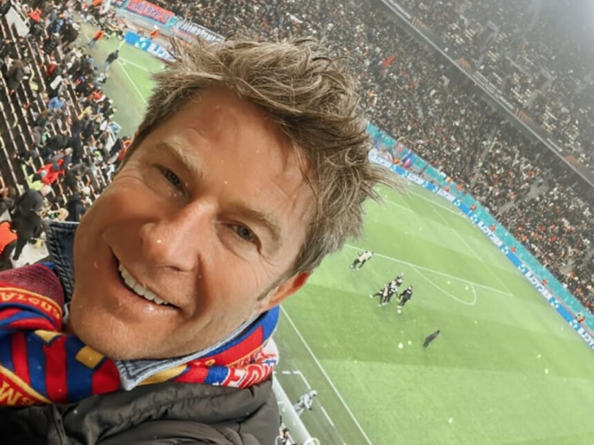reactia fanilor cand au vazut ce fular a purtat pavel bartos la gat in timpul meciului fcsb manchester united dezamagesti 679c94e3cfde0